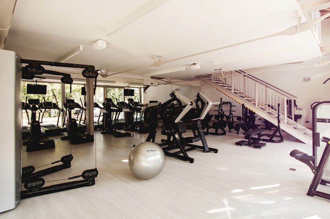 Inside Elite Fitness of Huntington gym